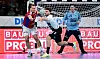 HSVH-Profi Niklas Weller im Zweikampf mit Johannes Golla von Flensburg