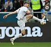 St. Pauli-Verteidiger Karol Mets am Ball