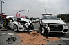 Zwei beschädigte Autos auf der Straße