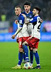 Miro Muheim, Daniel Elfadli und Fábio Vieira beratschlagen sich.