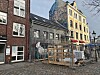 Graues Haus mit Baumaterial