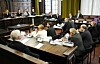 Richterin Isabel Hildebrandt (hinten l.) mit den Prozessbeteiligten im Landgericht Hamburg.