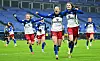 Sophie Hillebrand und Lotta Wrede bejubeln ein Tor der HSV-Frauen