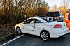 Der schwer beschädigte VW, nachdem er wieder auf die Räder gestellt worden war. An der Heckscheibe zu sehen: der ausgelöste Überschlagschutz, der verhindern soll, dass das Dach bei einem kompletten Überschlag eingedrückt wird.