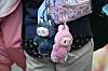 Das Hype-Plüschtier „Labubu” nicht nur Sammelstück, sondern auch als Accessoire (Symbolbild)