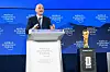 Gianni Infantino auf einer Pressekonferenz neben dem WM-Pokal