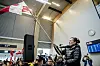 Grönlands Außenministerin, Vivian Motzfeld, hält am Flughafen in Nuuk die grönländische Flagge noch, nachdem sie aus einem Besuch aus Washington zurückkehrte.
