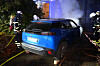 Feuerwehrleute im Einsatz, um das E-Auto zu löschen.