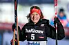 Nathalie Armbruster lächelt mit ihren Skiern in der Hand