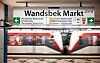 U-Bahn fährt am Bahnhof Wandsbek Markt in Hamburg vorbei