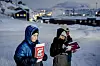 Kinder halten vor dem amerikanischen Konsulat in Nuuk Schilder mit dem Slogan „Greenland is not for sale” hoch.