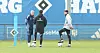 HSV-Coach Merlin Polzin spricht auf dem Trainingsplatz mit Albert Grønbæk.
