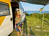 Bettina Tietjen sitzt in ihrem offenen Campingbus.