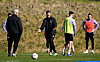 Alexander Blessin ruft und gestikuliert im Training