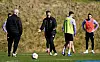 Alexander Blessin ruft und gestikuliert im Training
