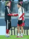 Julian Nagelsmann und Said El Mala klatschen ab.