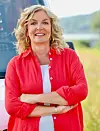 Blonde Frau in roter Bluse