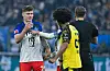 Nicolai Remberg winkt gegenüber Karim Adeyemi ab