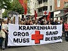 Demonstranten tragen ein Banner mit der Aufschrift: „Krankenhaus Groß-Sand muss bleiben“