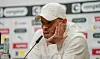 St. Pauli-Trainer Alexander Blessin schaut missmutig