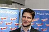 Junger Mann vor AfD-Wand