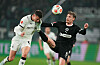 Eric Smith von St. Pauli mit hohem Bein gegen Yannik Engelhardt von Gladbach