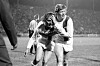 Augsburgs Star Helmut Haller stützt seinen Mitspieler Hans Jörg.
