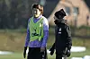 St. Pauli-Zeugwart Kenta Kambara im Training mit Tomoya Ando