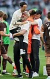 St. Pauli-Zeugwart Kenta Kambara jubelt nach einem Spiel mit Co-Trainer Peter Nemeth