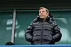 Berater Pini Zahivi schaut sich auf der Tribüne eine Partie an.