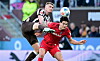 St. Pauli-Spieler Eric Smith im harten Zweikampf mit dem Freiburger Igor Matanovic