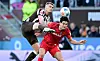 St. Pauli-Spieler Eric Smith im harten Zweikampf mit dem Freiburger Igor Matanovic