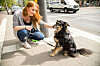 Giftköder adé: Eine junge Frau mit ihrem Hund in Hamburg unterwegs.