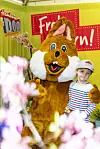 Ostern auf dem DOM: Osterhase treffen und Eier bemalen.