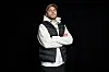 Gus Kenworthy verschränkt die Arme