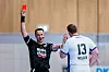 Niklas Weller vom HSV Hamburg sieht die Rote Karte in Minden
