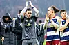 Daniel Heuer Fernandes und Yussuf Poulsen applaudieren nach dem 1:1 in Mainz.