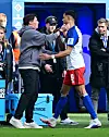 Merlin Polzin klatscht mit Robert Glatzel bei dessen Auswechslung gegen Augsburg ab.