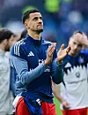 Robert Glatzel applaudiert dem HSV-Publikum.