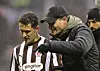 St. Pauli-Trainer Alexanders Blessin gibt Stürmer Martijn Kaars Anweisungen