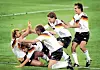 Vier Spieler bejubeln Andi Brehme