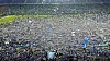 Die Fans auf dem Rasen des Volksparstadions recken ihre Schals in die Höhe.