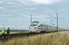 Polizeibeamte gehen zu dem ICE, in dem ein Mann in Niederbayern mehrere Passagiere angegriffen hat.