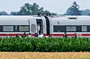 Die Polizei und Spurensicherung ermitteln in einem ICE, in dem ein Mann in Niederbayern mehrere Passagiere angegriffen hat.