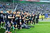 Die Aufstiegshelden des MSV Duisburg lassen sich von ihren mitgereisten Fans feiern