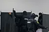 Justizbeamte stellen im Gerichtssaal in Magdeburg probeweise Sichtschutzwände auf.
