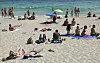 Menschen genießen einen Tag am Strand an einem sehr warmen Frühlingstag