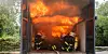 Innensenator Andy Grote zusammen mit Feuerwehrchef Dr. Christian Schwarz in der Brandgewöhnungsanlage