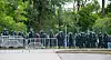 Polizisten begleiten Heidenheimer Fans auf dem Weg zum Stadion in Berlin