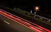 Schild mit Geschwindigkeitsbegrenzung von 100 km/h.